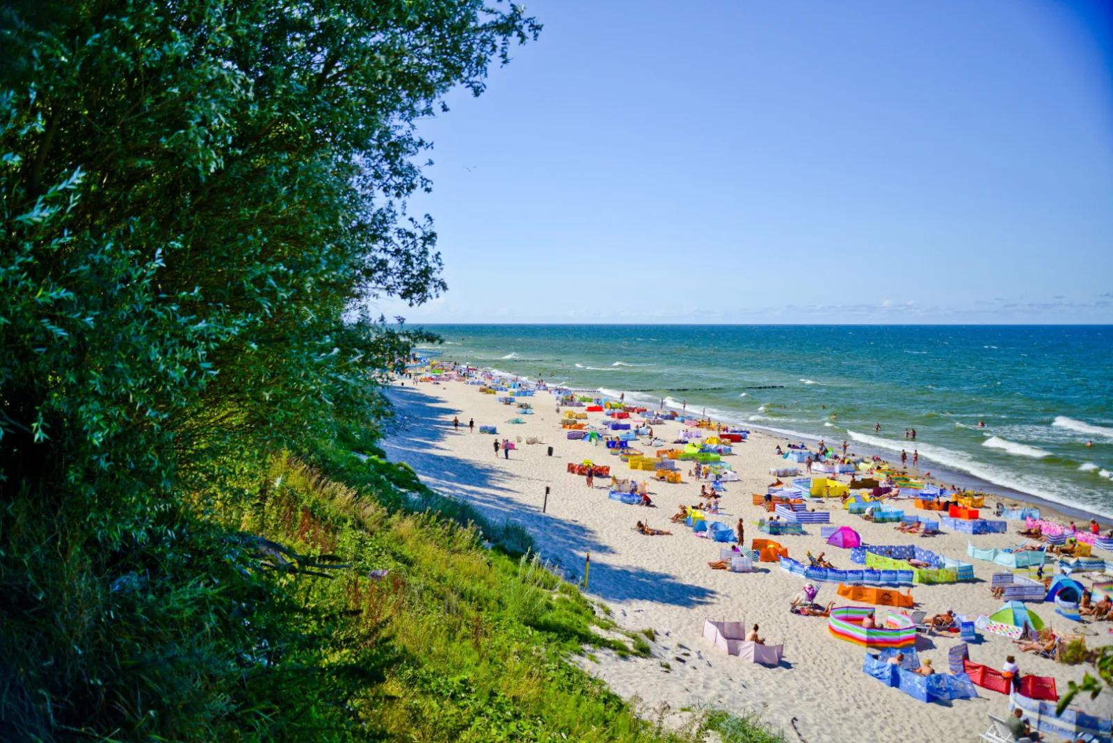 Szeroka piaszczysta plaża w Rewalu